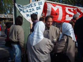 le madri di Plaza de Mayo solidali con gli operai dell'autogestione