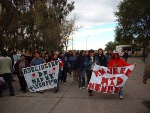 comincia ad arrivare gente: le donne dell'MTD di Neuquen