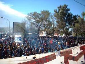 panoramica di una parte dei compagni davanti alla fabbrica